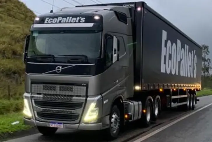 Caminhão cinza escuro com o nome Ecopallet's na lateral